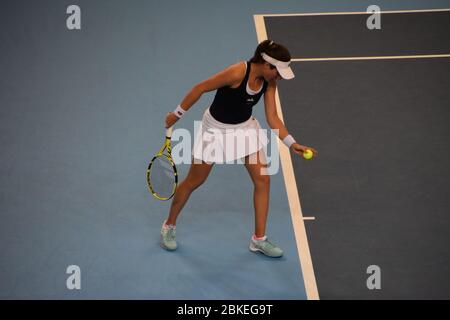 Johanna Konta sta per servire alla Copper Box Arena di Londra per la Coppa della Fed 2019 di tennis femminile (Team GB) Gran Bretagna vs Kazakistan Foto Stock