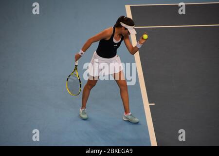 Johanna Konta sta per servire alla Copper Box Arena di Londra per la Coppa della Fed 2019 di tennis femminile (Team GB) Gran Bretagna vs Kazakistan Foto Stock