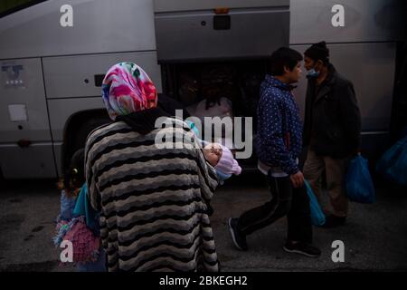 Athen, Grecia. 04 maggio 2020. I migranti provenienti dal campo di Moria, che sono arrivati in nave dall'isola di Lesbos, si trovano nel porto del Pireo vicino ad Atene dopo il loro arrivo. Le autorità greche hanno trasferito circa 400 migranti, per lo più famiglie, sulla terraferma per alleviare la situazione nel sovraffollato campo profughi Moria sull'isola di Lesbos. Credit: Gdban/dpa/dpa/Alamy Live News Foto Stock