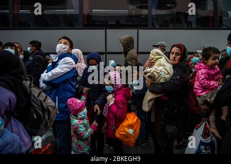 Athen, Grecia. 04 maggio 2020. I migranti con maschere facciali del campo Moria, che sono arrivati in nave dall'isola di Lesbos, si trovano nel porto del Pireo vicino ad Atene dopo il loro arrivo. Le autorità greche hanno trasferito circa 400 migranti, per lo più famiglie, sulla terraferma per alleviare la situazione nel sovraffollato campo profughi di Moria sull'isola di Lesbos. Credit: Gdban/dpa/dpa/Alamy Live News Foto Stock