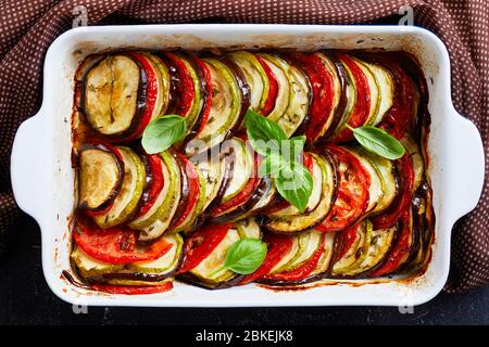 tian provenzale, contorno vegetale cotto in forno, vista orizzontale dall'alto, piatto, primo piano Foto Stock