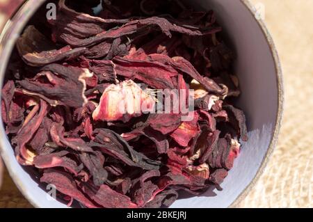 Vista dall'alto di una tazza con fiori di ibisco secchi per un'infusione di erbe Foto Stock