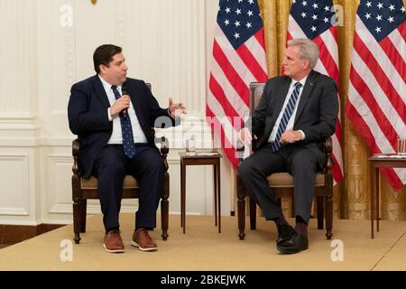 Assistente speciale del Presidente per la politica e le iniziative dell'innovazione Matt Lira parla con il leader della minoranza della Camera Kevin McCarthy, R-Calif., giovedì 11 luglio 2019, durante il Vertice presidenziale sui social media nella Sala Est della Casa Bianca. Il Social Media Summit Foto Stock