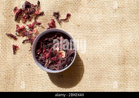 Vista dall'alto di una tazza con fiori di ibisco secchi per un'infusione di erbe Foto Stock