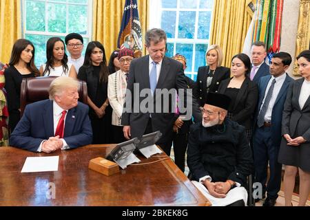 Il presidente Donald J. Trump incontra i sopravvissuti alla persecuzione religiosa di 17 paesi mercoledì 17 luglio 2019, presso l’Ufficio ovale della Casa Bianca. Il presidente Trump incontra i sopravvissuti della persecuzione religiosa Foto Stock