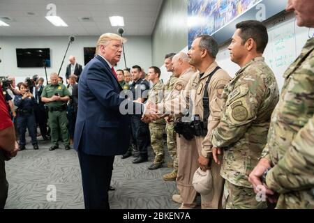 Il presidente Donald J. Trump e First Lady Melania Trump si incontrano con il personale delle forze dell'ordine mercoledì 7 agosto 2019, presso il Centro operazioni di emergenza El Paso di El Paso, Texas. Il Presidente Trump e la First Lady a El Paso, Texas Foto Stock