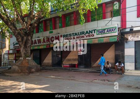 Hyderabad, India. 03 maggio 2020. Gli uomini siedono di fronte al ristorante chiuso nella città di Hyderabad, durante il governo imposto bloccaggio a livello nazionale in seguito al Th Foto Stock