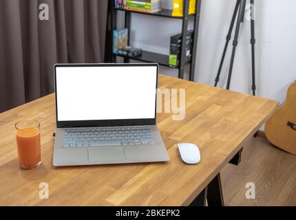 Lavorare in remoto in ufficio a casa nella vostra stanza.UN computer portatile con spazio per la copia sul tavolo.è possibile creare il vostro ambiente di lavoro a casa vostra. Foto Stock