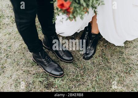 i piedi degli sposi sposi si godi di scarpe belle nere Foto Stock