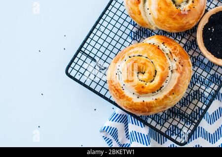 Torta appena sfornata con spinaci e formaggio di pasta sfoglia. Foto Stock