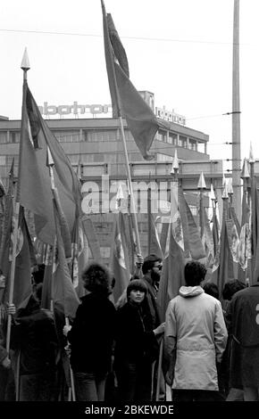 30 maggio 1980, Sassonia, Karl-Marx-Stadt: Portatore di bandiera. La "V.. Festival di amicizia dei giovani della RDT e dell'URSS si svolge alla fine di maggio 1980 a Karl-Marx-Stadt. Nell'annuncio Robotron in background. Foto: Volkmar Heinz/dpa-Zentralbild/ZB Foto Stock