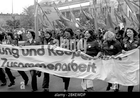 30 maggio 1980, Sassonia, Karl-Marx-Stadt: Giovani membri del FDJ in una manifestazione. La "V.. Festival di amicizia dei giovani della RDT e dell'URSS si svolge alla fine di maggio 1980 a Karl-Marx-Stadt. Foto: Volkmar Heinz/dpa-Zentralbild/ZB Foto Stock