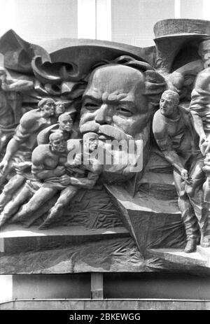 25 febbraio 1980, Sassonia, Lipsia: Il Karl-Marx-Relief sopra l'ingresso dell'edificio amministrativo dell'Università Karl-Marx di Lipsia a Karl-Marx-Platz all'inizio degli anni '80. Foto: Volkmar Heinz/dpa-Zentralbild/ZB Foto Stock