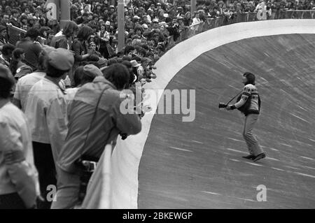 30 maggio 1980, Sassonia, Karl-Marx-Stadt: Entra Dean Reed. La "V.. Festival di amicizia dei giovani della RDT e dell'URSS si svolge alla fine di maggio 1980 a Karl-Marx-Stadt. Foto: Volkmar Heinz/dpa-Zentralbild/ZB Foto Stock