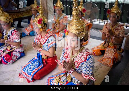 Thailandia. 04 maggio 2020. I ballerini indossano uno scudo facciale durante la danza del Santuario di Erawan per prevenire nuovi ceppi del virus corona 2019 o del COVID-19. (Foto di Vichan Poti/Pacific Press) Credit: Pacific Press Agency/Alamy Live News Foto Stock