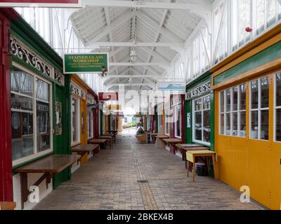 BIDEFORD, NORTH DEVON, INGHILTERRA, Regno Unito - APRILE 3 2020: Le piccole imprese nel mercato del pannier sono chiuse a causa di un blocco, coronavirus aka Covid 19. Foto Stock