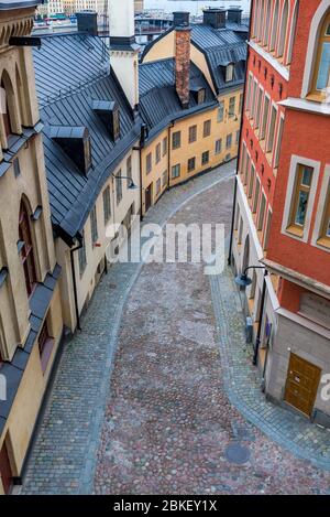 Tipico angolo di strada a Stoccolma, Svezia. E Bellmansgatan Pryssgrand, da Mariahissen, in Sodermalm. Novembre serata. Foto Stock