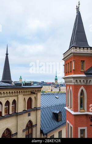 Edifici tipici in un angolo strada a Stoccolma, Svezia. Bellmansgatan e Pryssgrand, da Mariahissen, a Sodermalm. Serata di novembre. Foto Stock