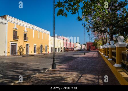 Piazza centrale deserta, Plaza e Parque Francisco Canton, a causa di un'area di blocco dei coronavirus, Valladolid, Yucatan, Messico Foto Stock