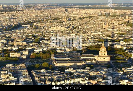 Paesaggio urbano parigino al tramonto dalla Tour Eiffel o dalla Torre Eiffel. Parigi, Francia. Foto Stock