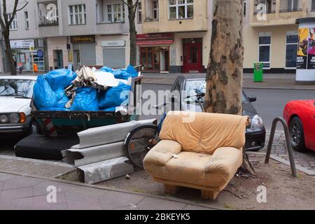 Vecchia poltrona scartata a Berlino, problema di immondizia Foto Stock