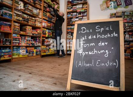 Berlino, Germania. 30 Aprile 2020. Tim Overkamp ottiene un gioco dallo scaffale nel ludothek 'spielwiese'. Nel 'Pielwiese' lui e la sua squadra prestano circa 1500 giochi. (A 'Game Lenders: 'Non lasciare che il divertimento rovini il gioco') Credit: Britta Pedersen/dpa-Zentralbild/dpa/Alamy Live News Foto Stock