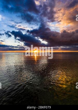 Vista aerea, tramonto con nuvole di tuoni sul mare, costa di Flic en Flac, Mauritius Foto Stock