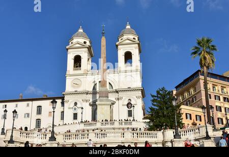 Chiesa della Santissima Trinita dei Monti con Obelisco Sallustiano e Piazza di Spagna vicino a Piazza di Spagna. Roma, Italia. Ottobre 13, 2019 Foto Stock