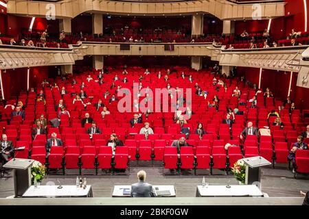 Monaco, Baviera, Germania. 4 maggio 2020. Il comune di Monaco ha aperto il suo nuovo Amtsperiode (termine) al Deutsches Theatre a causa della crisi del Coronavirus. Il teatro consentiva di alternare posti a sedere per funzionari, pubblico e media. Credit: Sachelle Babbar/ZUMA Wire/Alamy Live News Foto Stock