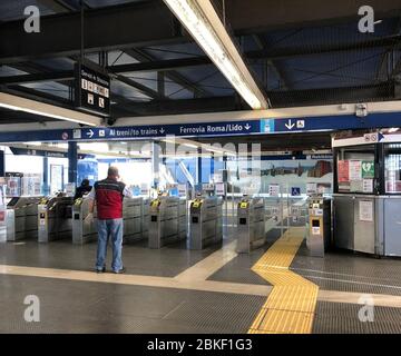 ROM, Italia. 04 maggio 2020. Solo poche persone si trovano all'ingresso della stazione della metropolitana Roma Ostiense. Dopo quasi due lunghi mesi, l’Italia ha allentato i coprifuoco, che erano tra i più severi d’Europa. Credit: Alvise Arnellini/dpa/Alamy Live News Foto Stock