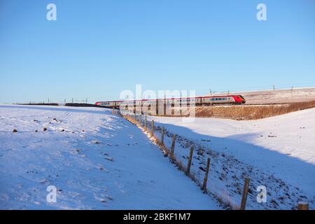 Virgin Trains Bombardier classe 221 diesel super voyager treno passando Shap pozzi sulla elettrificata costa occidentale principale nella neve invernale Foto Stock