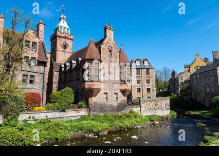 Pittoresco villaggio di Dean (ex edifici di mulino) sulle acque di Leith nel West End di Edimburgo, Scozia, Regno Unito Foto Stock