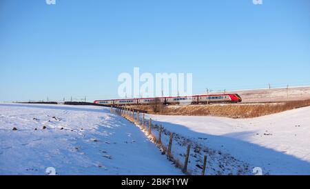 Virgin Trains Bombardier classe 221 diesel super voyager treno passando Shap pozzi sulla elettrificata costa occidentale principale nella neve invernale Foto Stock