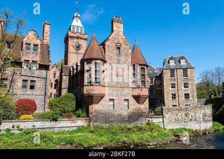 Pittoresco villaggio di Dean (ex edifici di mulino) sulle acque di Leith nel West End di Edimburgo, Scozia, Regno Unito Foto Stock