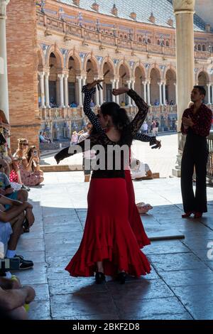 10 settembre 2019, Siviglia, Andalusia, Spagna, due strada flamenco donna Dansers sulla piazza di Spagna in caldo giorno di sole Foto Stock