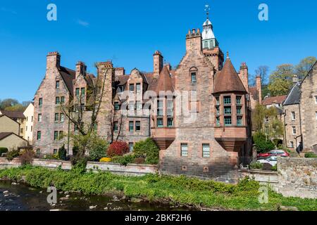 Pittoresco villaggio di Dean (ex edifici di mulino) sulle acque di Leith nel West End di Edimburgo, Scozia, Regno Unito Foto Stock