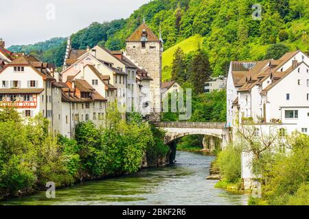 La Torre Nera e il fiume Aare nel centro storico di Brugg, in Svizzera. Foto Stock