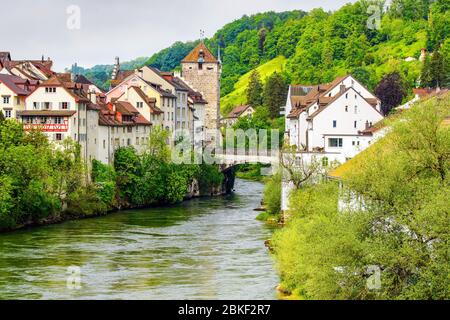 La Torre Nera e il fiume Aare nel centro storico di Brugg, in Svizzera. Foto Stock