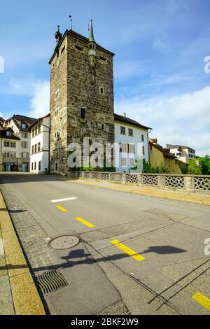La Torre Nera nel centro storico di Brugg, cantone di Argovia, Svizzera. Foto Stock