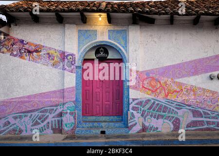 Antica casa coloniale decorata con dipinti colorati su una strada a San Cristobal de las Casas. Foto Stock