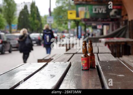 Amburgo, Germania. 3 maggio 2020. Due piccole bottiglie vuote Boonekamp si trovano su un tavolo di fronte ad un ristorante chiuso sulla Reeperbahn a St. Pauli. La maggior parte dei ristoranti, dei caffè e dei pub della città anseatica sono chiusi a causa della crisi di Corona. Credit: Bodo Marks/dpa/Bodo Marks/dpa/Alamy Live News Foto Stock