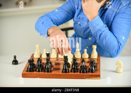 Giocare a scacchi. Hobby intellettuale. Figure su scacchiera di legno. Pensare al passo successivo. Tattiche è sapere cosa fare. Logica di sviluppo. Imparare giocare a scacchi. Lezione di Scacchi. Concetto di strategia. Foto Stock