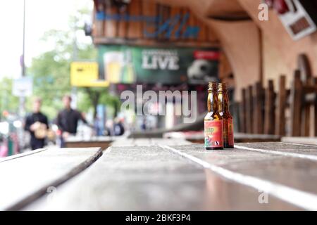 Amburgo, Germania. 3 maggio 2020. Due piccole bottiglie vuote Boonekamp si trovano su un tavolo di fronte ad un ristorante chiuso sulla Reeperbahn a St. Pauli. La maggior parte dei ristoranti, dei caffè e dei pub della città anseatica sono chiusi a causa della crisi di Corona. Credit: Bodo Marks/dpa/Bodo Marks/dpa/Alamy Live News Foto Stock