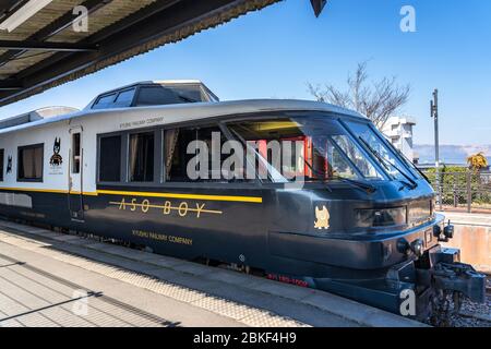 Treno espresso ASO Boy limitato, gestito dalla compagnia ferroviaria Kyushu (JR Kyushu). Corre tra Kumamoto e Miyaji via Aso sulla linea principale Hohi. Foto Stock