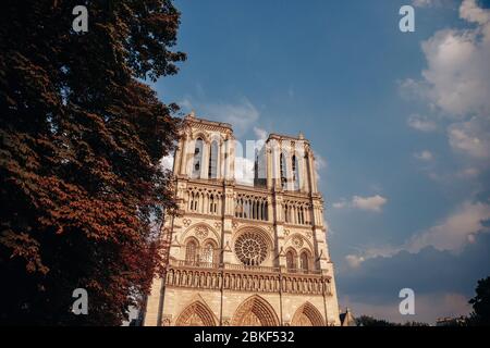 Notre Dame de Paris, simbolo della capitale francese, vista frontale dal basso contro il cielo blu nel pomeriggio Foto Stock