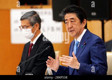 Tokyo, JPN. 4 maggio 2020. Il primo ministro giapponese Shinzo Abe, a destra, parla accanto a Shigeru Omi, presidente dell'Organizzazione giapponese per la sanità pubblica, durante una conferenza stampa in cui ha annunciato un'estensione dello stato di emergenza della nazione presso l'Ufficio del primo ministro lunedì 4 maggio 2020 a Tokyo. Credito: POOL/ZUMA Wire/Alamy Live News Foto Stock