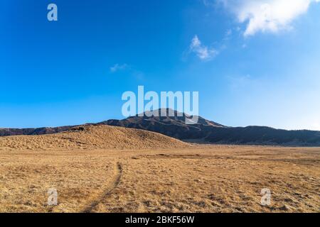 Kusasenri (kusasenri-ga-hama) prateria nel mese di gennaio, Mt. Eboshi sullo sfondo. Parco Nazionale di ASO Kuju, Prefettura di Kumamoto, Giappone Foto Stock