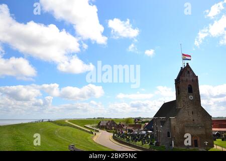 Piccola chiesa in un piccolo villaggio chiamato Wierum, Frisia Paesi Bassi Foto Stock