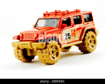 Modello di giocattolo Matchbox Jeep isolato su sfondo bianco Foto Stock