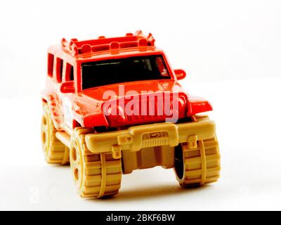 Modello di giocattolo Matchbox Jeep isolato su sfondo bianco Foto Stock